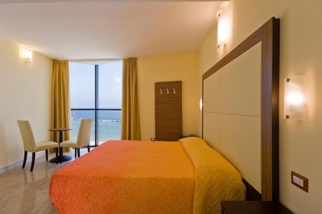 בלריה-איגאה מרינה Hotel Ambasciatori מראה חיצוני תמונה