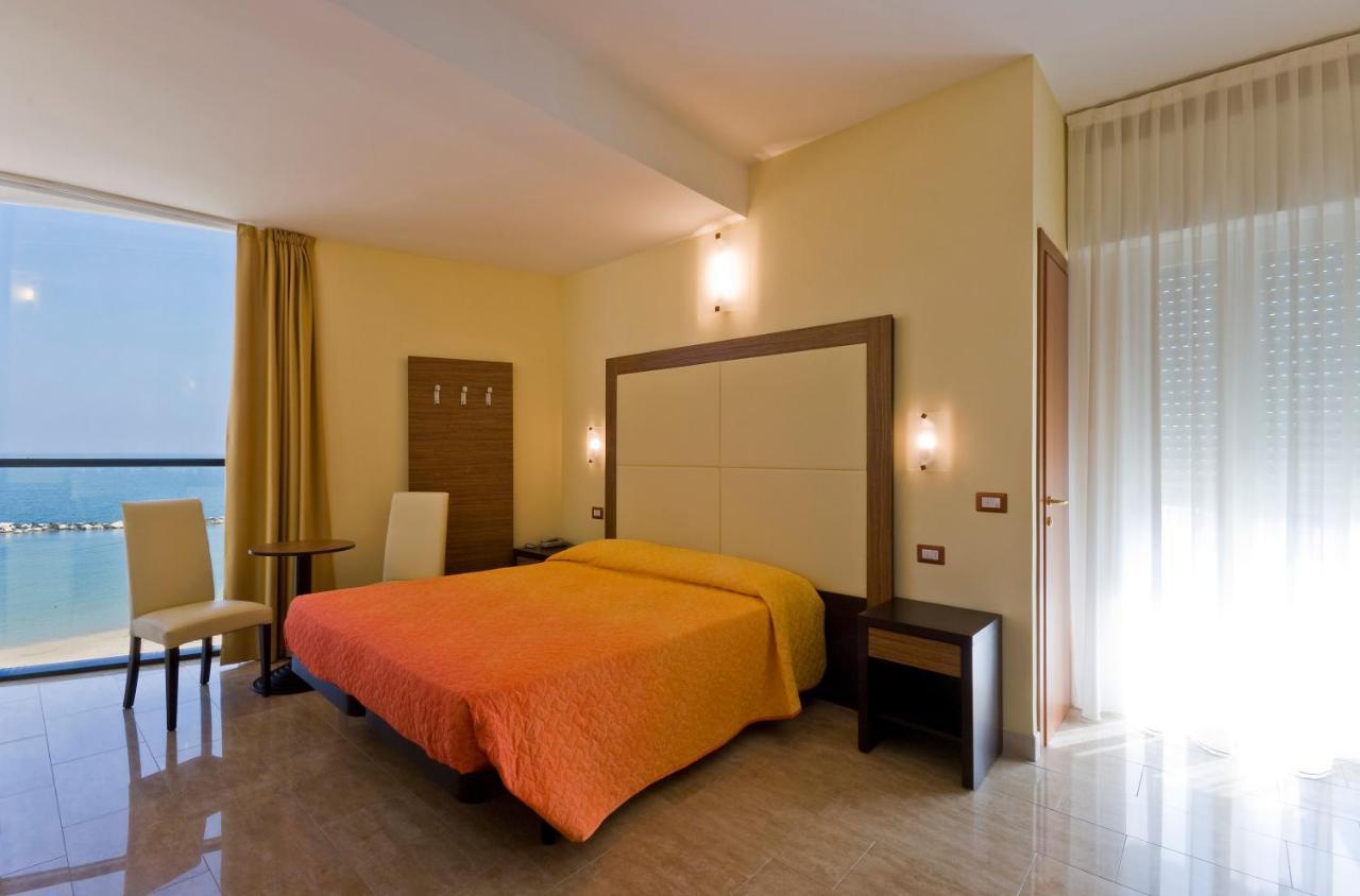 בלריה-איגאה מרינה Hotel Ambasciatori מראה חיצוני תמונה