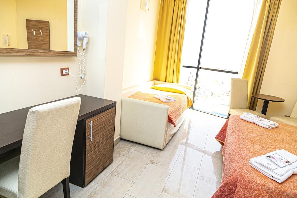 בלריה-איגאה מרינה Hotel Ambasciatori מראה חיצוני תמונה